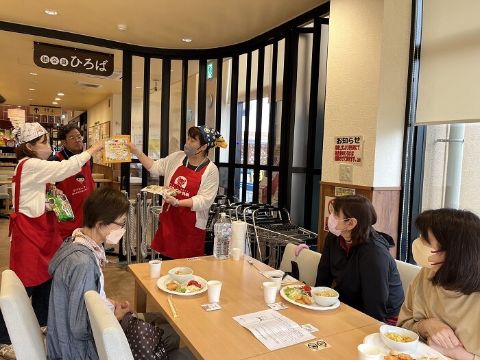 西大和コープ委員会:組合員ひろばで“コープ商品試食会”