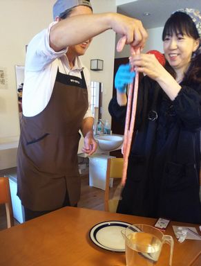天理南コープ委員会:ウインナーを手作りして、作って食べる楽しさを知ろう!