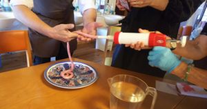 天理南コープ委員会:ウインナーを手作りして、作って食べる楽しさを知ろう!
