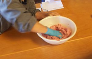 天理南コープ委員会:ウインナーを手作りして、作って食べる楽しさを知ろう!