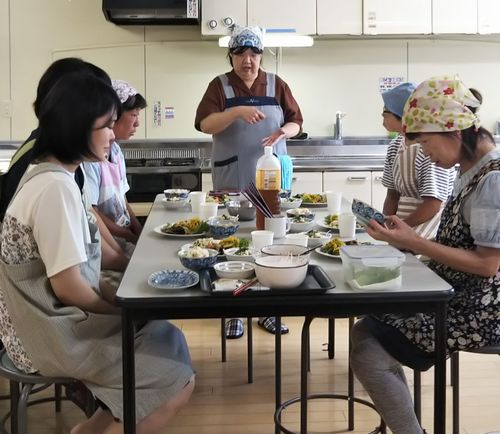 御所コープ委員会:いろんな野菜をサラダに!手作りドレッシングで美味しく♪