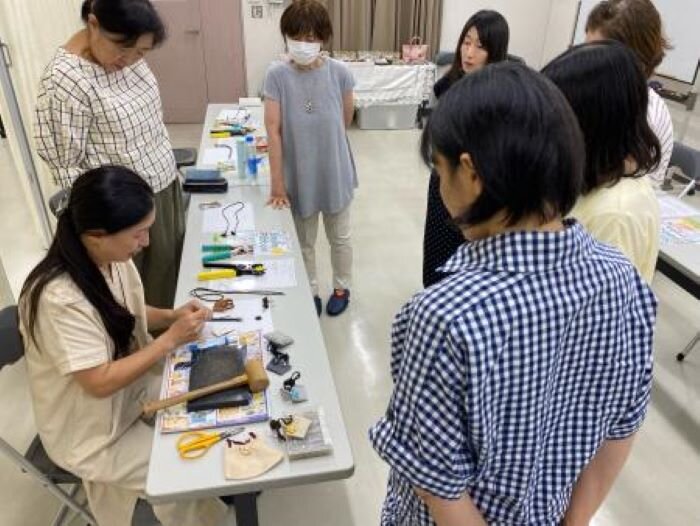 郡山西コープ委員会：親子でレザークラフト “本革ミニバッグチャーム”を作りました