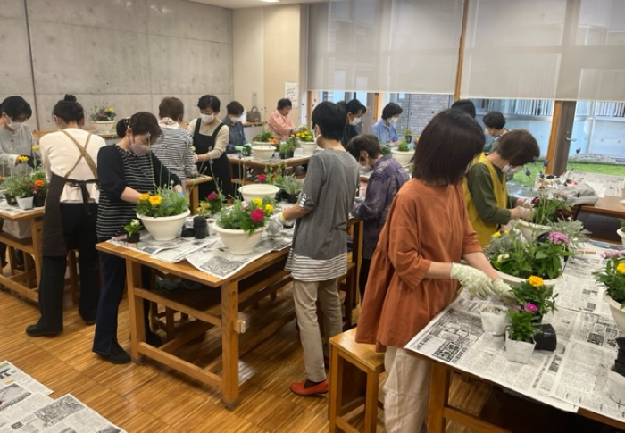 田原本コープ委員会：寄せ植え講習会　かわいいお花に癒されました