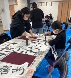 奈良東コープ委員会:冬休み子ども企画“書き初め”のための習字教室