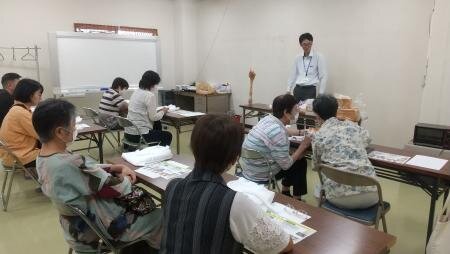 橿原西コープ委員会:「CO・OPブラウンサーブロール」の巽製粉(株)フローベル事業部を見学