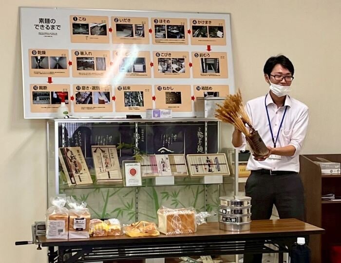 大宮コープ委員会:「CO・OPブラウンサーブロール」でおなじみ巽製粉(株)のパン工場を見学