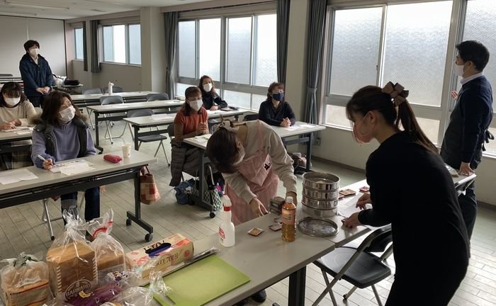 王寺コープ委員会:フローベルのパンの学習会で、小麦粉を挽いてみました