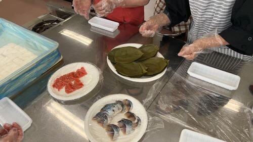 五條コープ委員会:「柿の葉ずし」の学習と葉巻き体験、くずもち作りも体験しました
