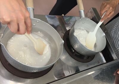 五條コープ委員会:「柿の葉ずし」の学習と葉巻き体験、くずもち作りも体験しました