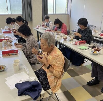 王寺コープ委員会:ホクト(株)の学習会 きのこのもぎとり体験もしました