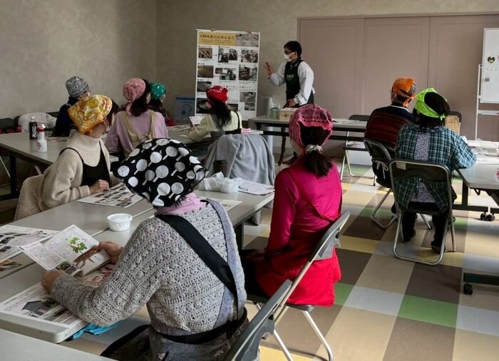 斑鳩・安堵コープ委員会：柿の葉ずしの葉巻き体験とくずもち作り