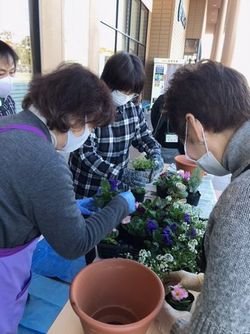 西の京コープ委員会：十津川農園の寄せ植え講習会