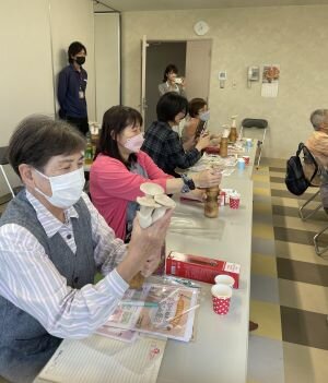王寺コープ委員会:ホクト(株)の学習会 きのこのもぎとり体験もしました