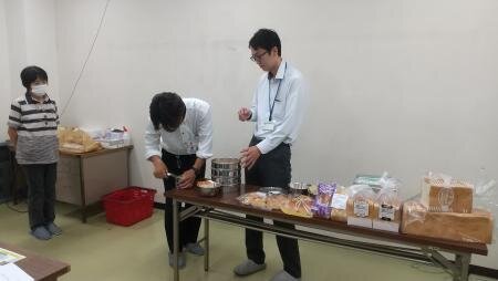 橿原西コープ委員会:「CO・OPブラウンサーブロール」の巽製粉(株)フローベル事業部を見学
