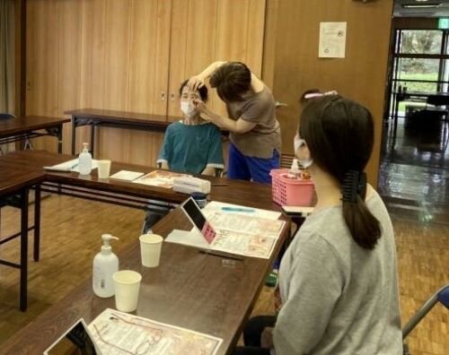 北大和高原コープ委員会:㈱ウィルミナの化粧品の学習会”好感度アップ!眉メイク”