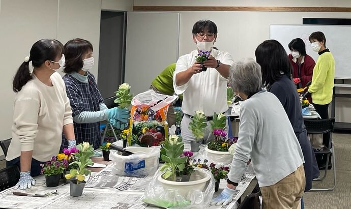 大宮コープ委員会:組合員のつどいと「秋の寄せ植え講習会」