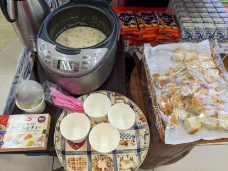 中エリア:コープいまごでシチューとパンの試食を提供