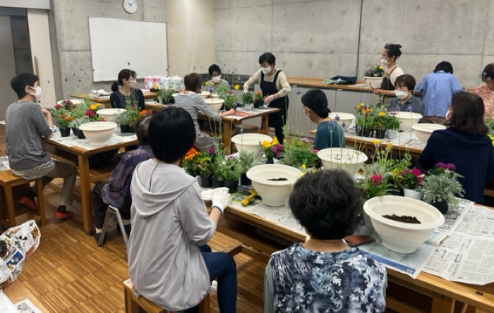 田原本コープ委員会：寄せ植え講習会　かわいいお花に癒されました