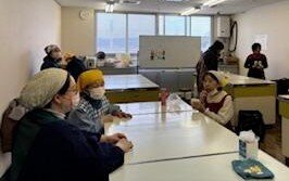 郡山西コープ委員会:災害時の調理実習で“さばカレー ”を作りました